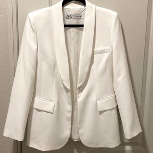 Zara Blazer. White. Never worn. Single breasted. Size M.